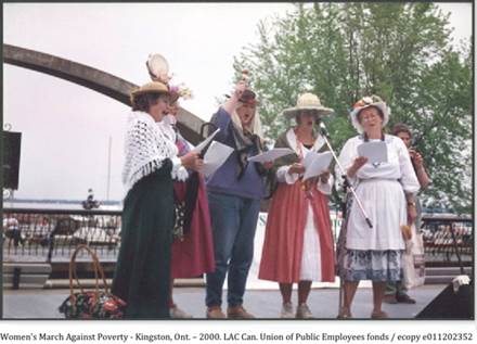 :::2000 poverty e011202352-v8.jpg